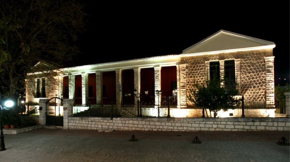 1- το κτιριο του δημοτικου σχολείου, που στεγάζει το μουσείο του ολοκαυτώματος.